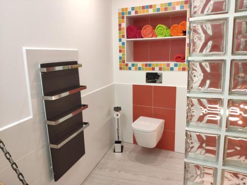 阿维拉Los Tres Monos的浴室设有卫生间和色彩缤纷的瓷砖墙。