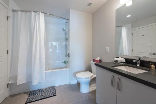 北温哥华Lower Lonsdale Aprtment的浴室配有卫生间、盥洗盆和淋浴。