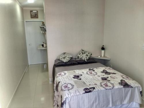 伊瓜苏Cantinho da Florzinha的一间小房间的卧室,配有一张床铺