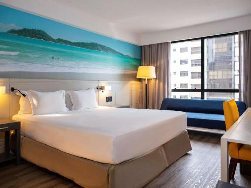 弗洛里亚诺波利斯弗洛里亚诺波利斯诺富特酒店的酒店客房设有一张大床和一张沙发。