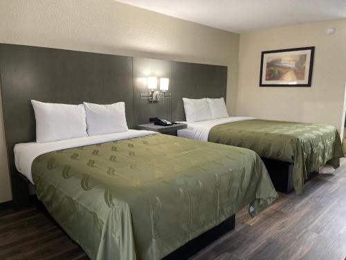 马里恩Dreamland Inn的一间酒店客房,房间内设有两张床