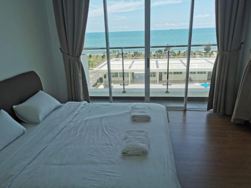 米里Bay Resort Condominium的一间卧室设有一张床,享有海景