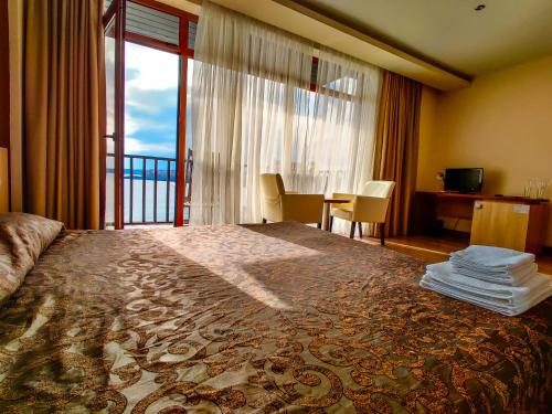 索佐波尔卡萨德尔玛酒店的酒店客房设有一张大床和一个阳台。