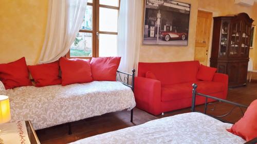 都灵La locanda dell'artista的带沙发和红色椅子的客厅