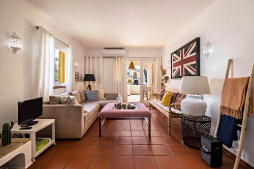 维拉摩拉Casa O12的客厅配有沙发和桌子