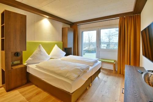 兰根堡玛威尔度假村的一间卧室设有一张床和一个大窗户