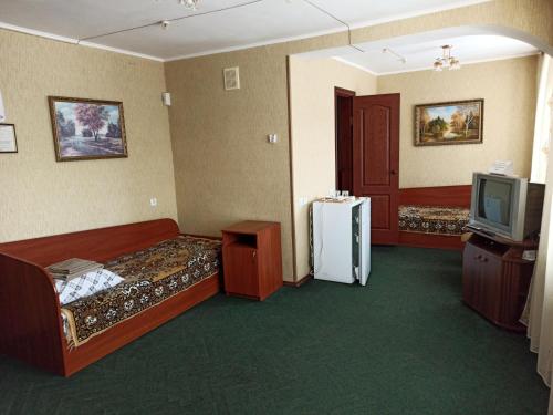NizhynHotel "Nizhyn"的一间酒店客房,设有两张床和电视