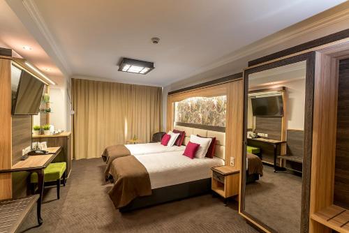 索非亚Hotel ZOO Sofia - Secured Paid Parking的酒店客房,配有床和电视
