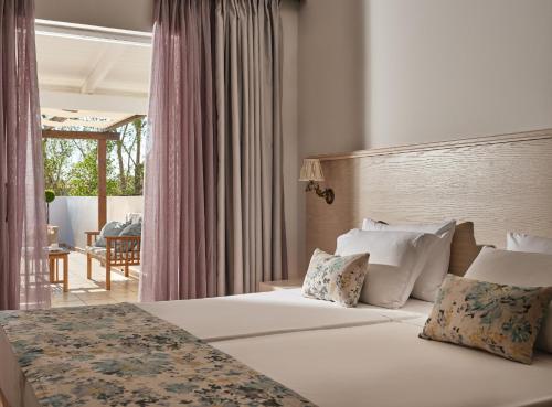 拉加纳斯Nemesis Aparthotel的酒店客房 - 带一张床和用餐室