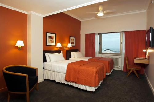 里瓦达维亚海军准将城艾斯塔尔快捷酒店的酒店客房设有床和窗户。