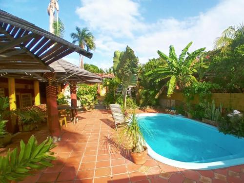 雅克南Casa da Lua的一个带游泳池和房子的庭院
