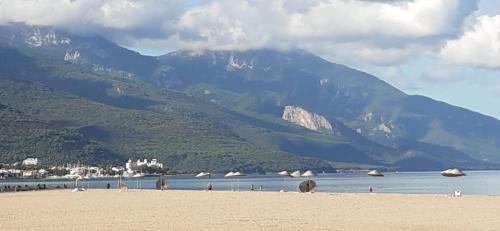 库萨达斯Selina Hotel的一片山地海滩,背景是那里的人