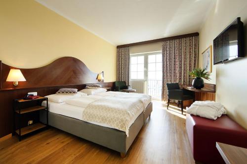 玛丽亚塔费尔玫瑰酒店的酒店客房设有一张大床和一张书桌。