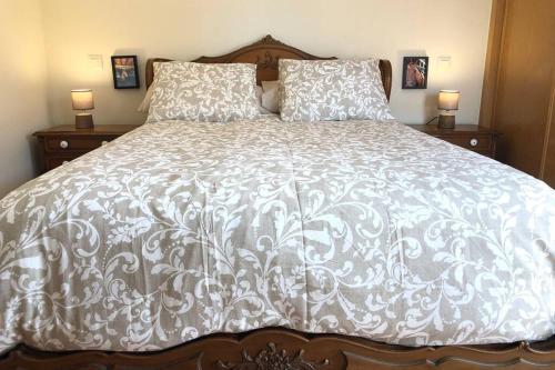 Villavieja del LozoyaTu Casa Ecuestre的一张带白色棉被和两个枕头的床