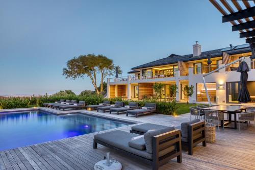开普敦Villa Lion View Private Luxury Retreat的一座带游泳池和庭院的房子