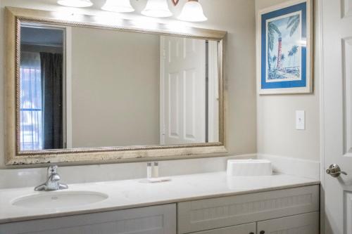 奥兰多钻石度假村布莱恩的西班牙湾公寓式酒店的一间带水槽和镜子的浴室