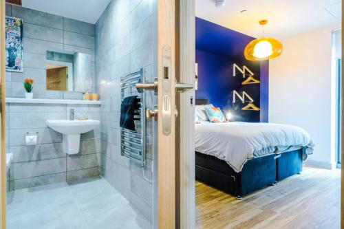 Tower-Gem - Beautiful Blue Apartment with FREE parking near the Marina的一间浴室