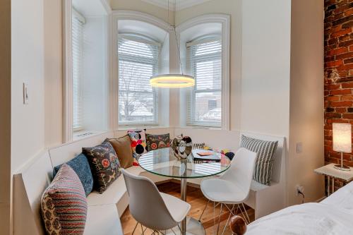 魁北克市Le 555 Grande allée的客厅配有桌椅