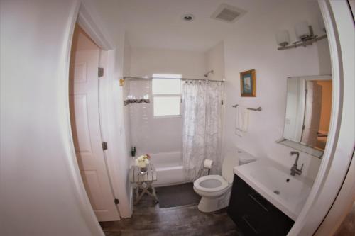 迈阿密Upper East Side Oasis的白色的浴室设有卫生间和水槽。