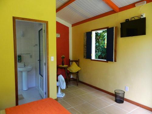 BarreiraBicho do Mato Suites的客房设有带水槽和卫生间的浴室