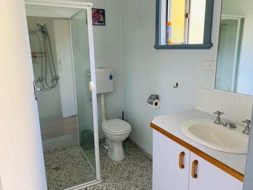 伊鲁卡Koala Lodge Studio 1的一间带卫生间和水槽的浴室