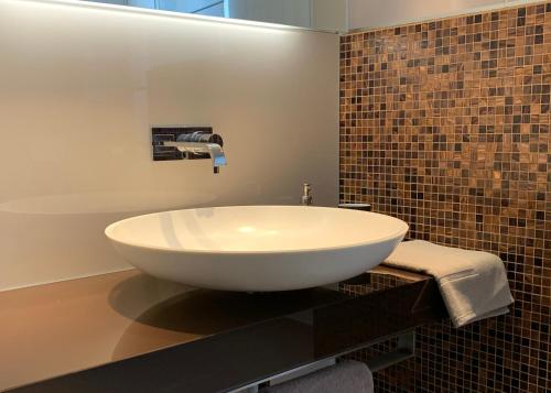 拜罗伊特Apartment am Festspielpark的一个带白色碗水槽的柜台浴室