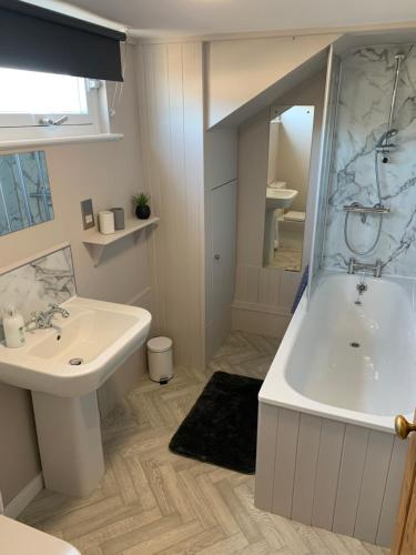 梅尔罗斯The Tweed in the centre of Melrose的白色的浴室设有浴缸和水槽。