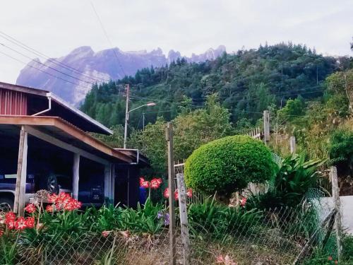 昆达桑Kinabalu Valley Guesthouse的山景度假屋