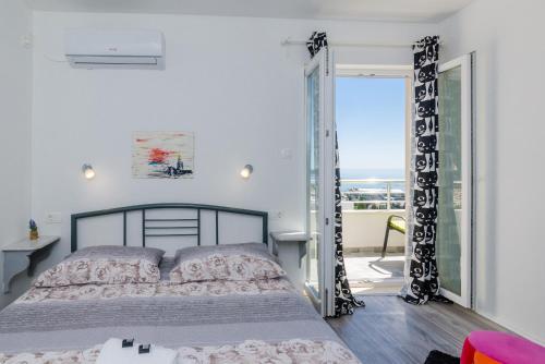 杜布罗夫尼克尼科利娜旅馆的一间卧室配有一张床,享有海景