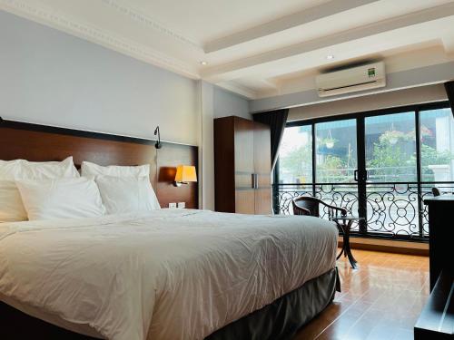 宁平宁平温哥华酒店的酒店客房设有一张床和一个阳台。