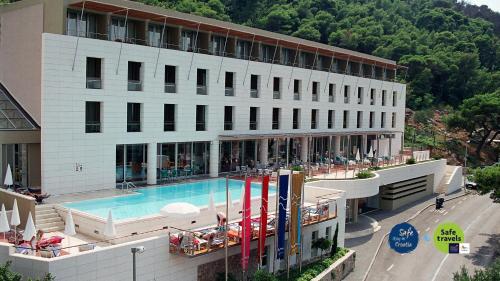 杜布罗夫尼克沃奥拉酒店的大楼前设有游泳池的酒店