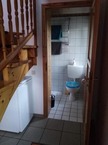 奥古斯都堡Ferienhaus Ullrich的一间带卫生间和楼梯的小浴室