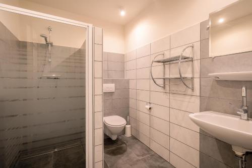 德瓦尔Nieuwlanderweg 65的浴室配有卫生间、盥洗盆和淋浴。