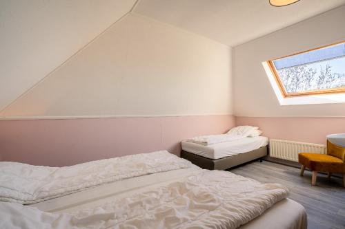 德瓦尔Nieuwlanderweg 69的一间卧室设有两张床和窗户。