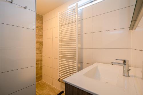 德瓦尔Nieuwlanderweg 69的白色的浴室设有水槽和淋浴。