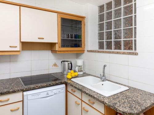 兰卡Apartment Cambre d'Aze by Interhome的厨房配有水槽和台面