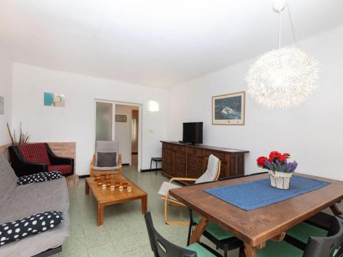 兰卡Apartment Cambre d'Aze by Interhome的客厅配有桌子和沙发