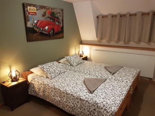 布鲁塞尔阿兰住宿加早餐酒店的卧室配有一张床,墙上挂着一辆红色汽车