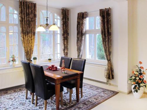 岑平Apartment Wildrose by Interhome的一间带桌椅和窗户的用餐室