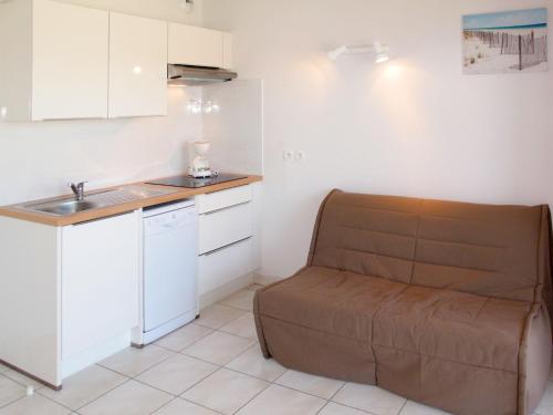 比斯卡罗斯海滩Apartment Résidence Belle Dune - BPL331 by Interhome的一间带沙发和水槽的厨房