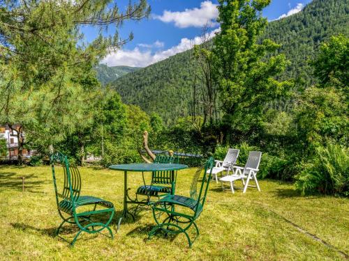 Ala di SturaHoliday Home Villa Biino - VIZ200 by Interhome的山地草原上的桌椅