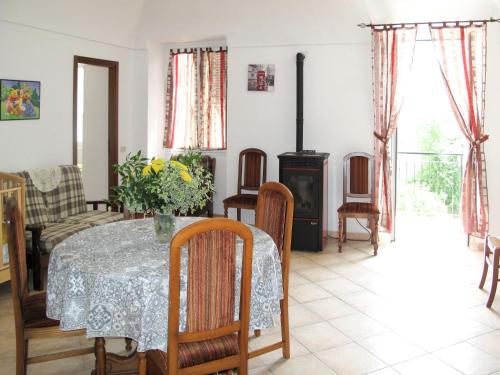 Costa CarnaraHoliday Home Casa Simona - DOL134 by Interhome的一间带桌子和壁炉的用餐室