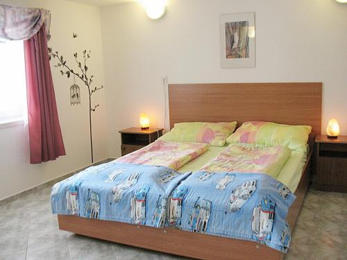巴拉顿诺尔马迪Holiday Home Annemarie - ALD317 by Interhome的一间卧室配有一张床和两个带灯的床头柜