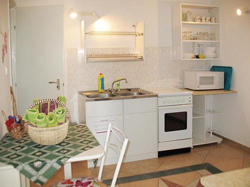 巴拉顿诺尔马迪Holiday Home Annemarie - ALD317 by Interhome的厨房配有水槽和桌子。