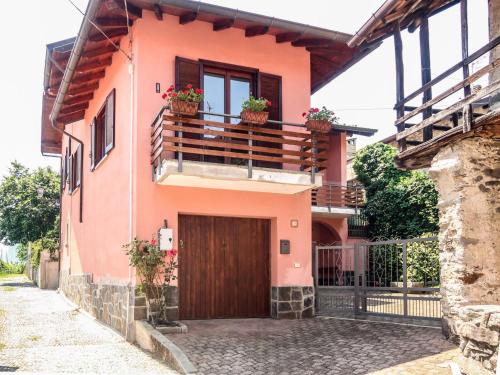 佩拉Holiday Home Monte San Giulio by Interhome的一座带木门和阳台的房子