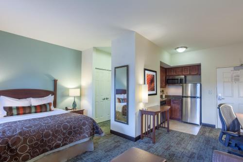 北不伦瑞克北布伦瑞克宿之桥套房酒店的酒店客房带一张床和一个厨房