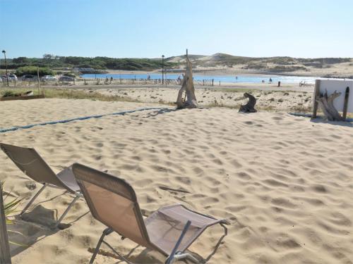 布科·莱斯白老城Holiday Home Les Baïnes - VIB220 by Interhome的沙滩上坐着几把椅子