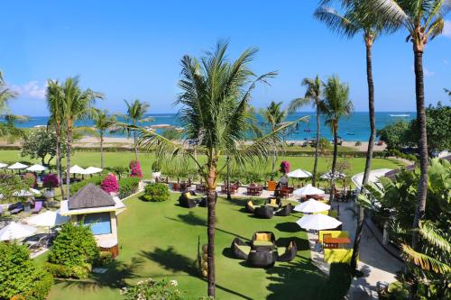 库塔Holiday Inn Resort Baruna Bali, an IHG Hotel的享有棕榈树和海洋度假村的空中景致