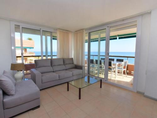 托里代巴拉Apartment Els Pins Atico by Interhome的带沙发的客厅,享有海景