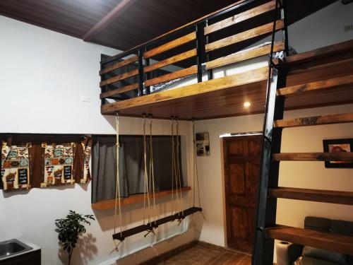 迦太基Cabaña Hamacas的窗户客房内的一张高架床